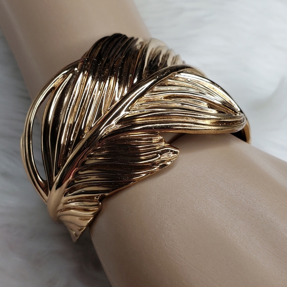 Stella & Dot Cuff Bracelet Gold Tone Metal Leaf Wrap - Picture 16 of 16